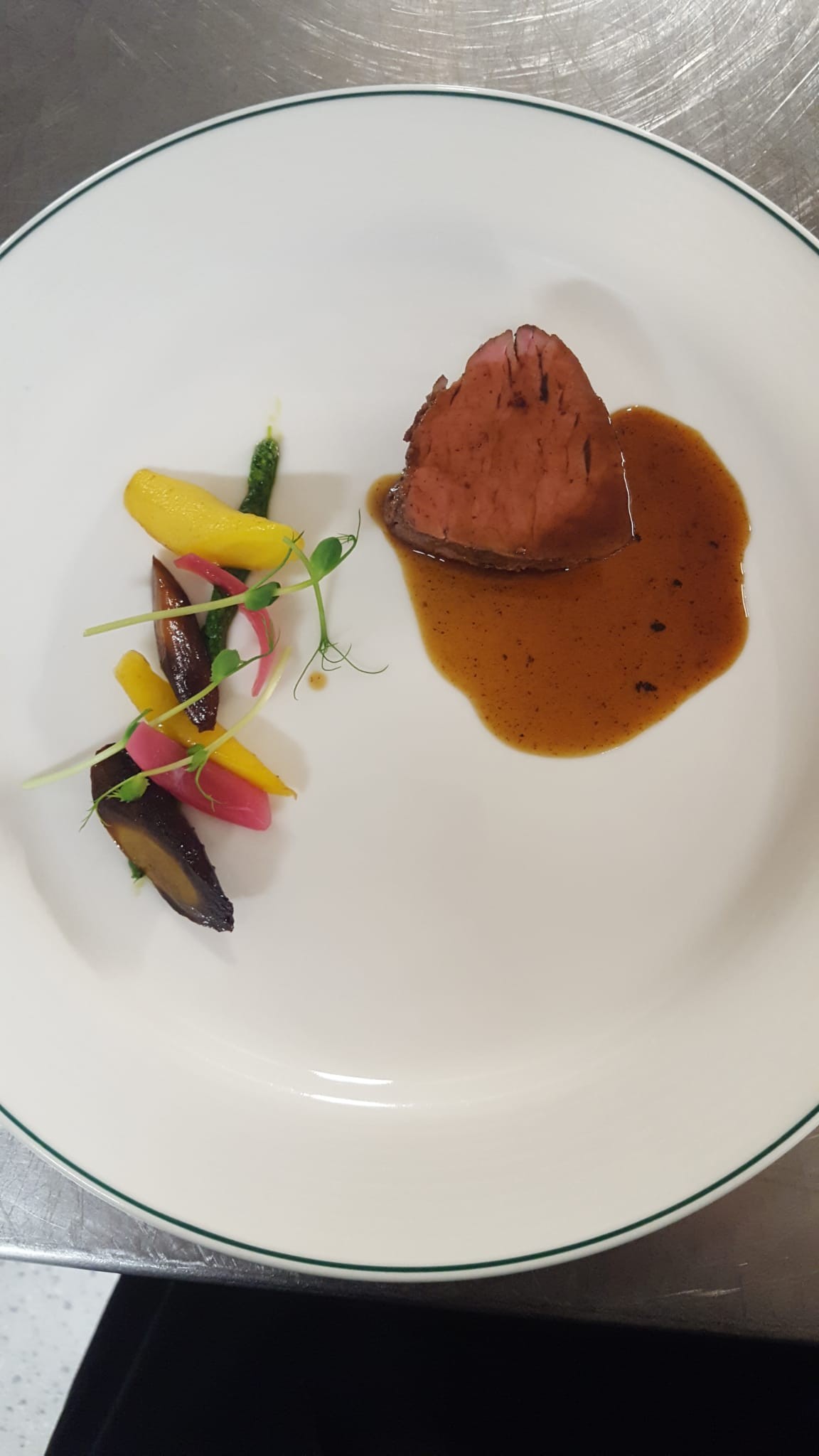 Mignon de veau cuit basse température ail des ours jeunes carottes (DR)